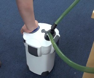 change-filter-cartridge-in-fish-tank